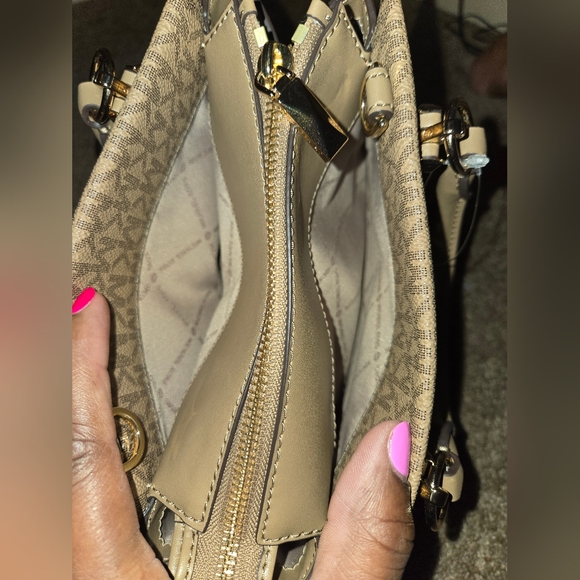 SOLD‼️NWT Michael Kors Marilyn Small Logo Crossbody Bag - Picture 8 of 13